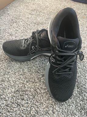 ASICS Kayano Women’s Black and Gray Athletic Running/Workout Shoes Gently Used